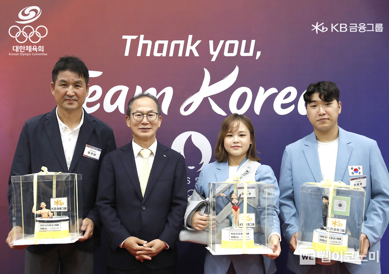 13일 서울 올림픽파크텔에서 진행된 ‘땡큐 팀 코리아(Thank You, TEAM KOREA)’ 행사에서 김우민 선수의 아버지 김규남(왼쪽에서 첫번째), 양종희 KB금융그룹 회장(왼쪽에서 두번째), 여서정 선수(왼쪽에서 세번째), 이원호 선수(왼쪽에서 네번째)가 기념 촬영을 하고 있다. / 2024.09.13 (출처: KB금융그룹)