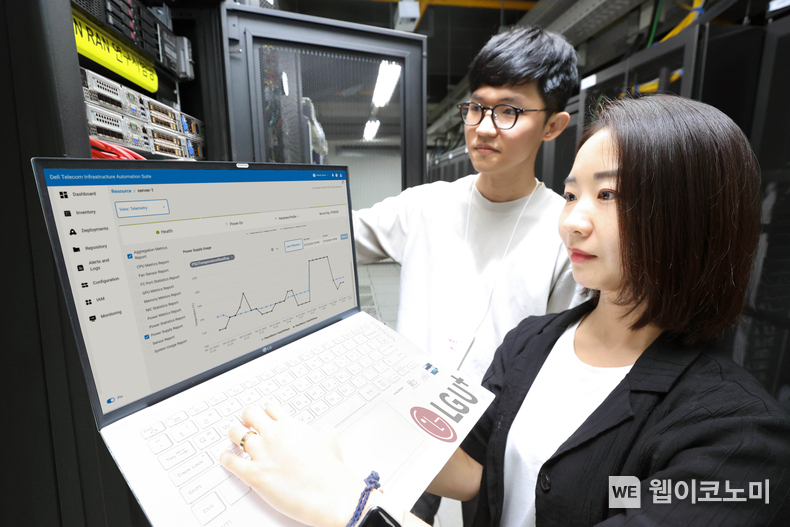 LG유플러스는 글로벌 IT 기업 델 테크놀로지스(Dell Technologies)와 협력해 통신망 운용비용을 절감할 수 있는 AI 기반 클라우드 랜(RAN; 무선접속망) 자동화 기술을 검증했다. 사진은 LG유플러스 직원들이 델 테크놀로지스의 기술 검증 결과를 살펴보고 있는 모습. / 2024.09.18 (출처: LG유플러스)