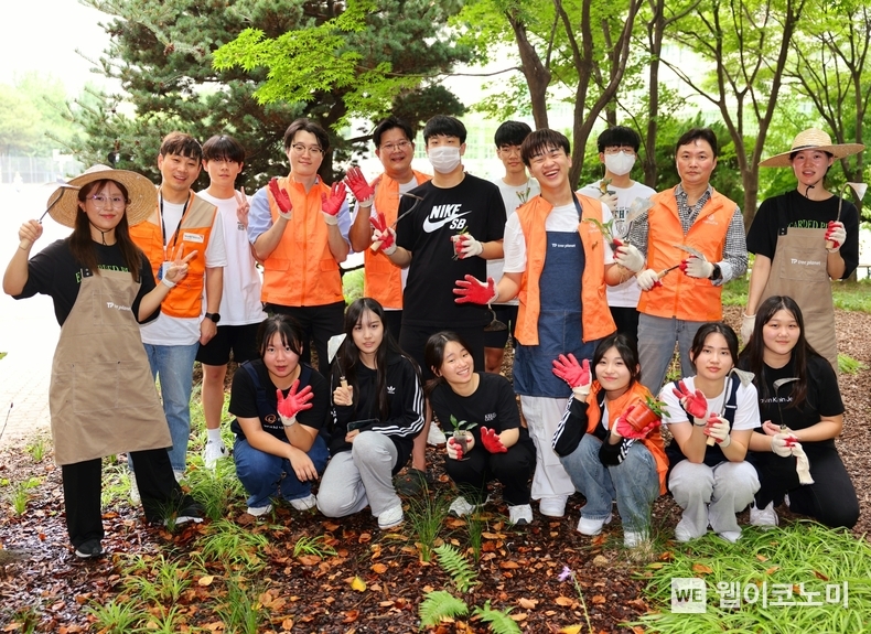 아이들 손으로 직접 가꾼 도심 속 ‘한화생명 생태정원’ 19일(목) 오후 서울 여의도중학교에서 ‘한화생명 생태정원’ 가꾸기 활동이 펼쳐졌다. 한화생명 임직원 봉사단과 서울 여의도중학교 학생들이 함께 우리나라 자생식물을 심고 가꾼 뒤 기념촬영을 하고 있다. / 2024.09.20 (출처: 한화생명)