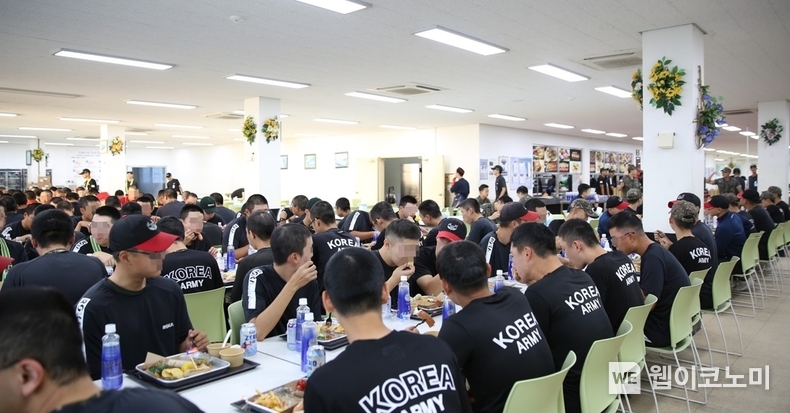 육군종합군수학교 군 장병들이 ‘치킨스테이크 플레이트’를 식사하고 있다. / 2024.09.24 (출처: 아워홈)