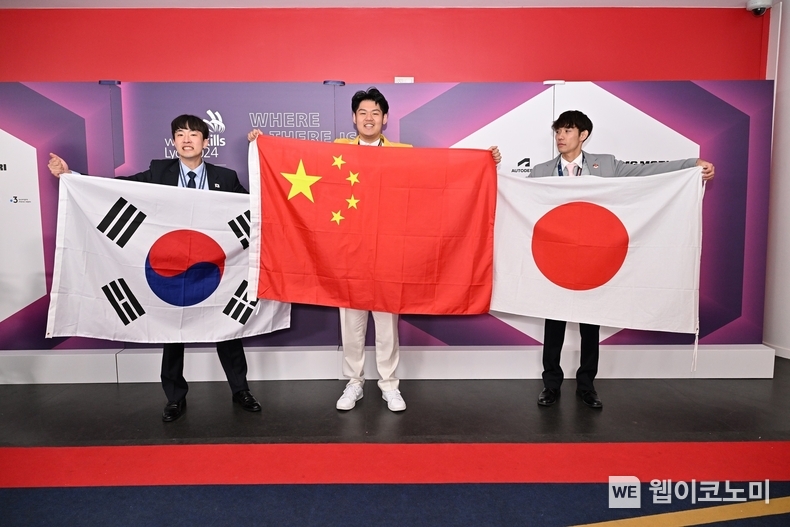국제기능올림픽 통신망분배기술 종목 금·은·동 메달 수상자. 맨 왼쪽은 은메달을 획득한 한화시스템 서희원 사원 / 2024.09.24 (출처: 한화시스템)