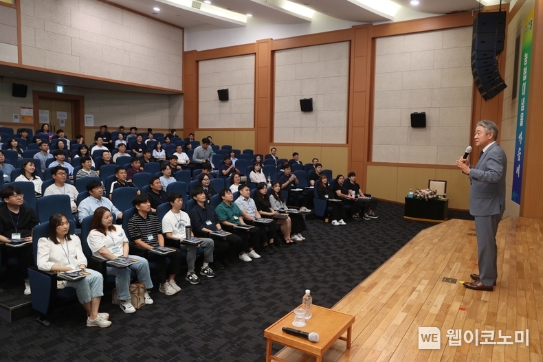 강호동 농협중앙회장이 24일 농협 중앙교육원에서 범농협 직원을 대상으로 농협이념 특강을 하고 있다. / 2024.09.25 (출처: 농협중앙회)