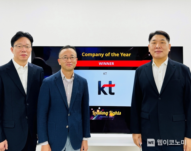 KT가 리딩 라이트 어워즈 2024에서 ‘올해의 통신사’로 선정됐다. KT 네트워크기술본부장 구재형 상무(오른쪽 첫번째)를 비롯한 KT 임직원들이 리딩 라이트 어워즈 2024 수상 기념 촬영을 하고 있다. / 2024.09.25 (출처: KT)