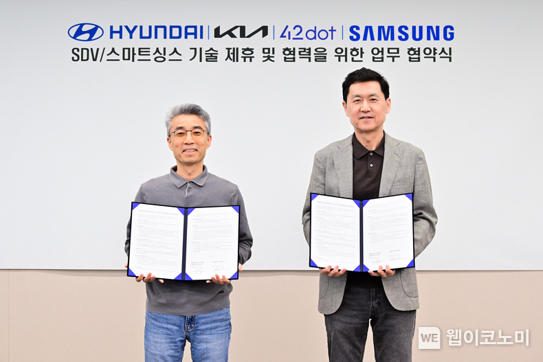 삼성전자 서울R&D캠퍼스에서 열린 업무 협약식에서 현대차∙기아 AVP본부 송창현 사장(왼쪽), 삼성전자 DX부문 최고기술책임자(CTO) 겸 삼성리서치장 전경훈 사장(오른쪽)이 기념 사진을 촬영하는 모습 / 2024.09.25 (출처: 삼성전자)
