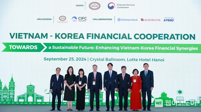 지난 25일 베트남 하노이에서 ‘한국-베트남 금융 협력 포럼’을 개최하고 신한은행 글로벌사업그룹 서승현 부행장(오른쪽 첫번째), 금융위원회 이형주 상임위원(오른쪽 네번째), 베트남중앙은행 팜 꽝 쭝 부총재(왼쪽 네번째), 해외금융협력협의회(CIFC) 이항용 의장(오른쪽 세번째), 베트남은행전략연구원(BSI) 응웬 티 호와 원장(왼쪽 세번째) 등 관계자들이 기념 촬영하는 모습. / 2024.09.26 (출처: 신한은행)