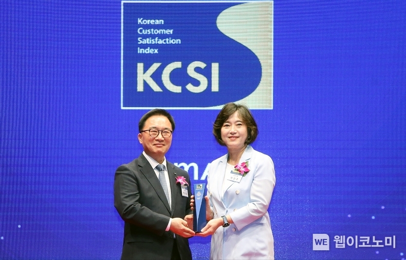 서울시 중구에 위치한 신라호텔에서 진행된 2024 한국산업의 고객만족도(KCSI) 수상식에서 신한은행 박현주 소비자보호그룹장(오른쪽)과 한국능률협회 한수희 대표이사가 기념촬영하는 모습 / 2024.09.26 (출처: 신한은행)