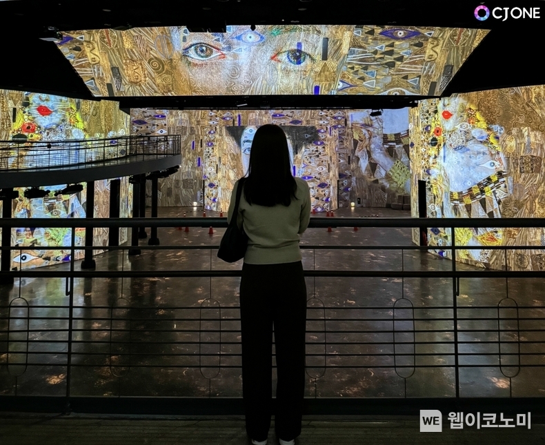 CJ ONE 문화 이벤트에 참여해 '빛의 시어터'에서 전시를 관람하는 모습 / 2024.09.26 (출처: CJ올리브네트웍스)