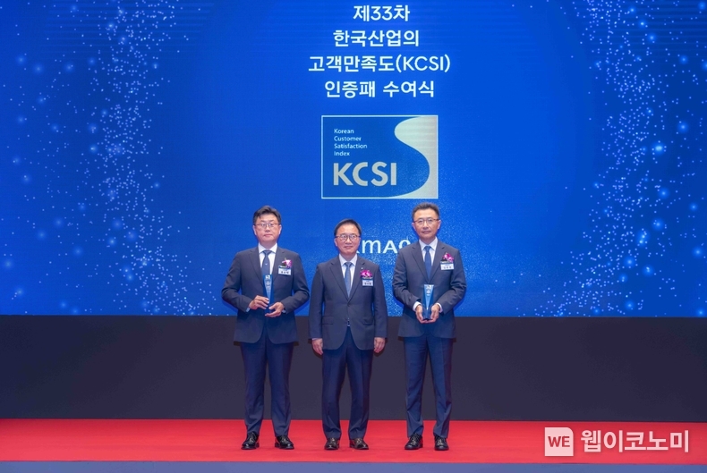  KCSI 인증패 수여식에서 기념촬영 하는 모습. (왼쪽부터) 홍승태 SKT 고객가치혁신담당, 한수희 한국능률협회컨설팅 대표이사, 김문겸 SK텔링크 경영지원담당 / 2024.09.26 (출처: SKT)