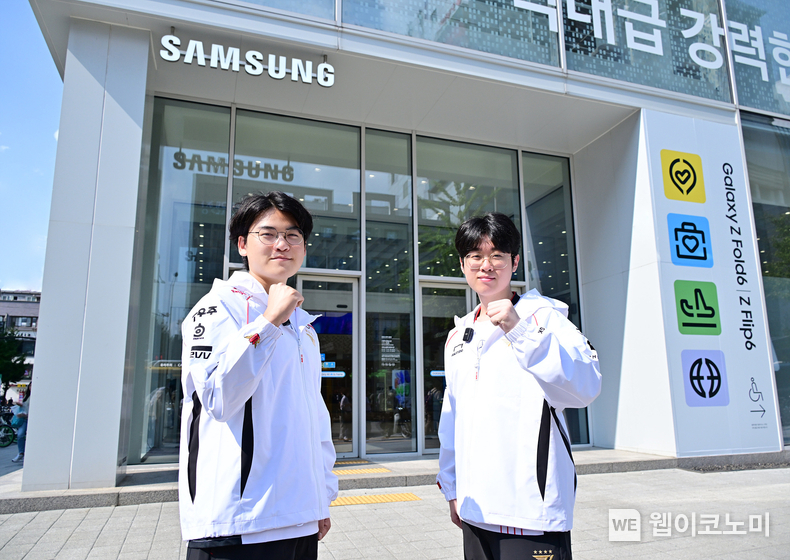 26일 삼성스토어 홍대에서 T1 제우스, 구마유시 선수들이 기념 촬영을 하고 있다. / 2024.09.27 (출처: 삼성전자)