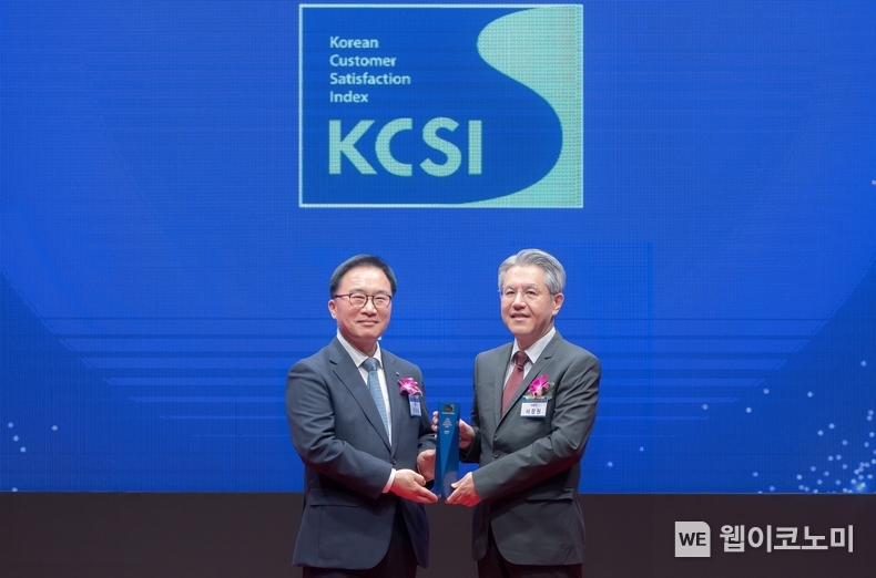 26일 서울 중구 신라호텔에서 진행된 2024 한국산업의 고객만족도(KCSI) 시상식에서 서장원 코웨이 대표이사(오른쪽)와 한수희 한국능률협회컨설팅 대표이사(왼쪽)가 기념촬영을 하고 있다. / 2024.09.27 (출처: 코웨이)