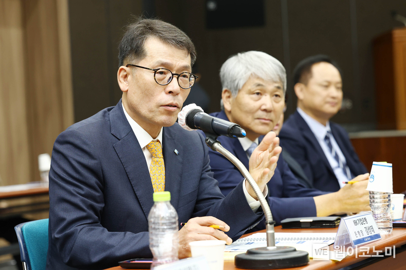 27일 광주상공회의소에서 열린 중소기업 현장 간담회에서 김성태 IBK기업은행장이 중소기업 대표들과 대화 하고 있는 모습. / 2024.09.27 (출처: IBK기업은행)