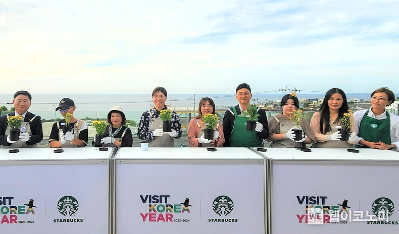 9월 26일 제주한담해변DT점에서 한국관광공사 이학주 국제관광본부장(왼쪽 첫 번째), 문화체육관광부 장미란 제2차관(왼쪽 네 번째), 스타벅스 정윤조 운영담당(왼쪽 여섯 번째)이 외국인 관광객들과 커피박 화분에 모종심기 후 기념 촬영을 하고 있다. / 2024.09.27 (출처: 스타벅스 코리아)