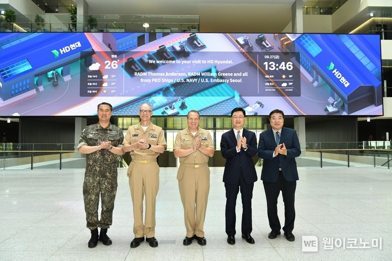  지난 27일(금) 토마스 앤더슨 소장 등 미 해군 고위관계자들이 경기도 판교의 HD현대 글로벌R&D센터를 방문, 함정 분야 협력방안에 대해 논의했다. (사진 왼쪽부터 방위사업청 신현승 함정사업부장(해군 준장), 미 해군 윌리엄 그린 소장, 토마스 앤더슨 소장, HD현대중공업 주원호 특수선사업대표, HD한국조선해양 신종계 기술자문) / 2024.09.29 (출처: HD현대) 