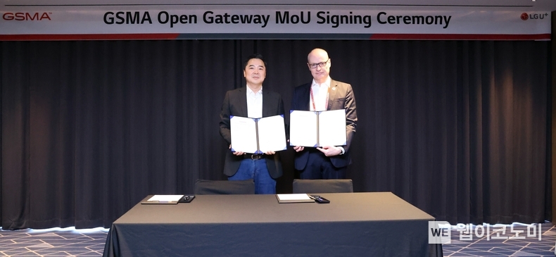 LG유플러스는 세계이동통신사업자연합회(GSMA)와 함께 '오픈 게이트웨이(GSMA Open Gateway)' 참여를 위한 협약을 맺고 네트워크 인프라를 활용한 수익화 전략을 추진한다고 30일 밝혔다. 사진은 서울 송파구 소피텔 앰배서더 서울 호텔에서 진행된 협약식에서 (왼쪽부터)이상엽 LG유플러스 CTO와 알렉스 싱클레어 GSMA CTO가 협력을 다짐하며 기념촬영을 하는 모습. / 2024.09.30 (출처: LG유플러스)
