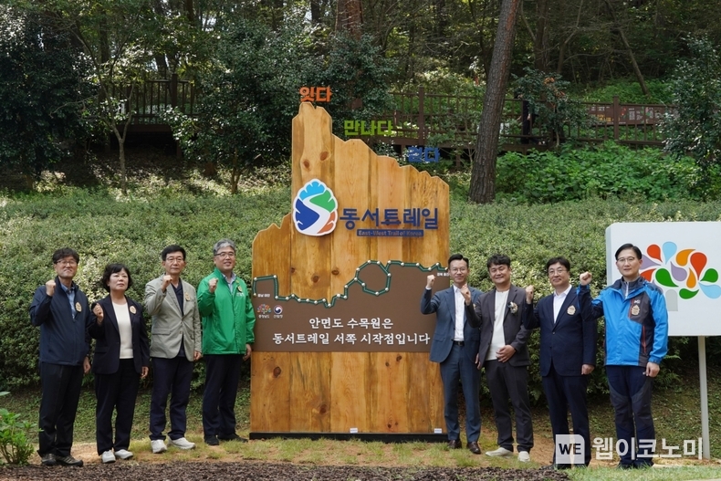 임상섭 산림청장(왼쪽에서 네번째), 이덕민 충청남도 농림축산국장(오른쪽에서 네번째), 고원명 우리금융 ESG경영부 부장(오른쪽에서 첫번째) 등 주요 관계자들이 기념사진을 촬영하고 있다. / 2024.09.30 (출처: 우리금융그룹)