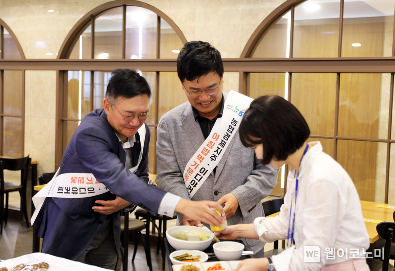 이천일 농협경제지주 경제기획본부장(왼쪽), 문창기 이디야커피 회장(가운데)이 이디야커피 구내식당에서 출근길 직원들에게 우리 쌀로 만든 약밥과 식혜를 나눠주고 있다. / 2024.09.30 (출처: 농협경제지주)