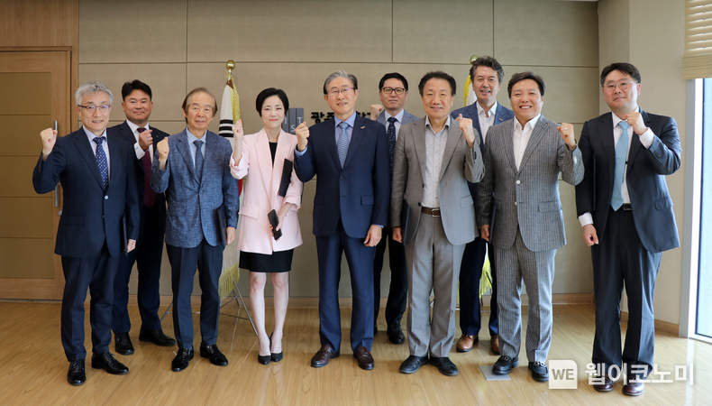 지난 8월 26일 GIST AI정책전략대학원이 특임교수 6명을 임명하고 참석자들이 기념사진 촬영을 하고 있다. (왼쪽부터) 이승유 KDI국제정책대학원 겸임연구위원, 김준하 AI정책전략대학원장, 곽재원 아주경제 논설위원장, 박지혜 ㈜가치창조제이 대표, 임기철 총장, 김상돈 교학부총장, 송인규 인큐택㈜ 대표, 정용화 대외부총장, 조성범 ㈜테크레디 CSO, 안석현 ㈜오아시스스튜디오 COO / 2024.08.26 (출처: GIST)