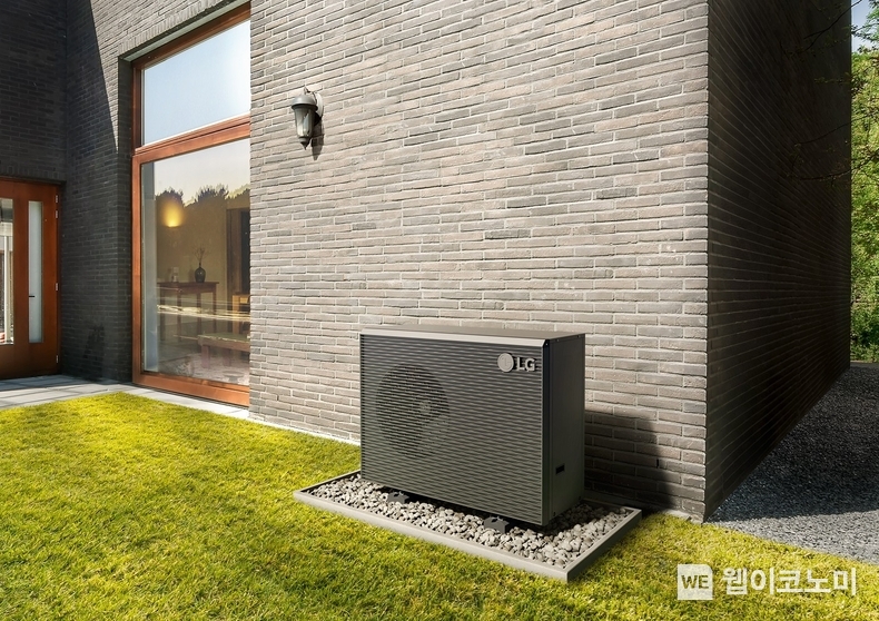  LG전자 HVAC 솔루션과 가전제품이 미국에서 '최고의 지속가능 브랜드'로 선정되며 차별화된 기술력을 인정 받았다. LG전자 공기 열원 히트펌프 '써마브이 R290 모노블럭'. / 2024.10.02 (출처: LG전자)