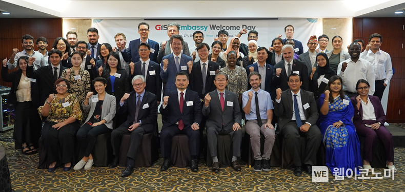 GIST가 지난 9월 27일(금) 서울 코리아나호텔에서 주한 공관 대사 및 관계자를 초청하여 ‘GIST Embassy Welcome Day’를 개최하고 기념사진 촬영을 하고 있다. 임기철 GIST 총장(앞줄 가운데)과 (좌측) 누르갈리 아리스타노프(Nurgali Arystanov) 주한 카자흐스탄 대사. / 2024.10.02 (출처: GIST)