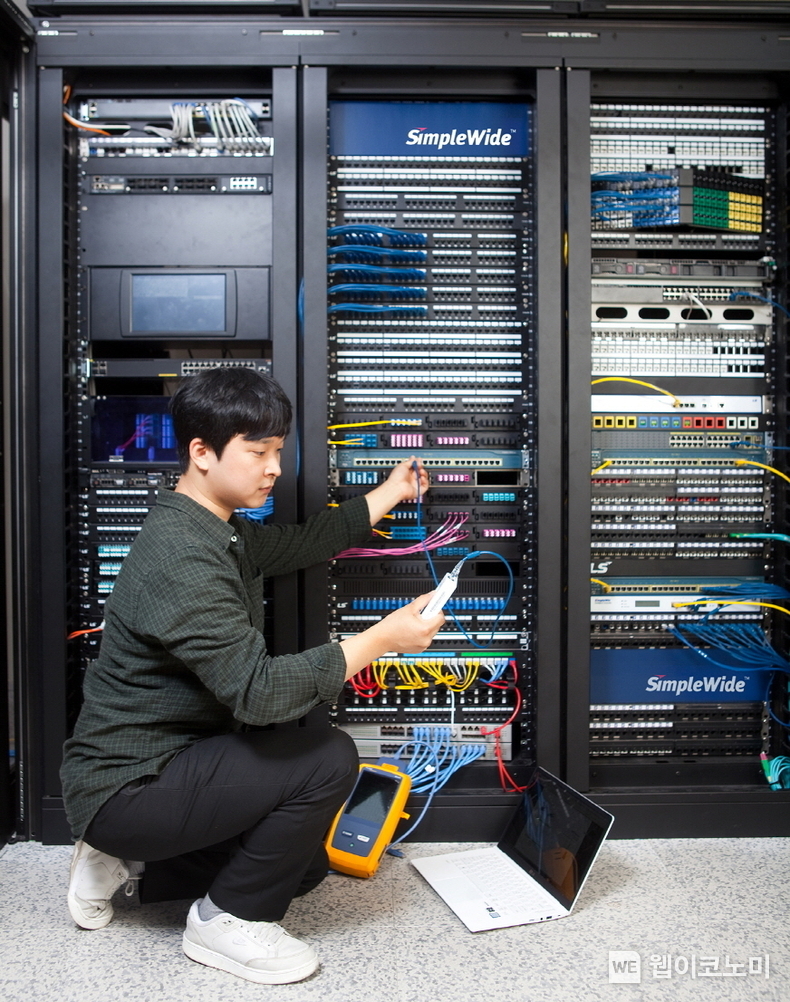  LS전선 직원이 데이터센터에서 랜케이블을 점검하고 있다. / 2024.10.02 (출처: LS그룹) 