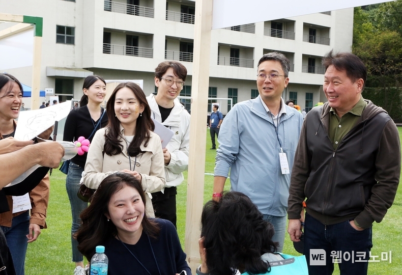 사진3. 최태원 SK 회장(사진 오른쪽)이 3일 경기도 이천 SK텔레콤 인재개발원에서 열린 한국고등교육재단 홈커밍데이 행사에서 김유석 한국고등교육재단 대표 (오른쪽에서 두번째) 등 참석자들과 대화를 나누고 있다. / 2024.10.03 (사진=SK제공)