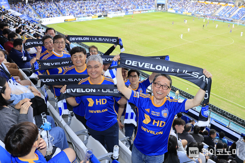 지난 6일(일) 울산 문수월드컵경기장에서 열린 울산 HD FC의 K리그1 정규라운드 마지막 경기에서 HD현대인프라코어 임직원들과 고객들이 뜨거운 응원을 보내고 있다. 앞줄 오른쪽부터 HD현대인프라코어 조영철 사장, HD현대인프라코어 오승현 사장. / 2024.10.07 (출처: HD현대인프라코어)