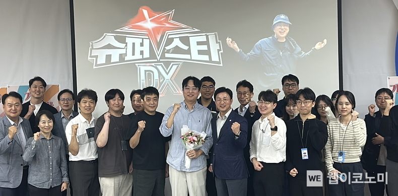 신한펀드파트너스(대표 정지호)는 7일 서울 여의도에 위치한 신한펀드파트너스 본사에서‘신한펀드파트너스 DX 페스티발’을 개최했다고 8일 밝혔다. 이날 행사에 참석한 (사진 앞줄 왼쪽에서 일곱번째) 정지호 신한펀드파트너스 대표가 임직원들과 기념 촬영을 하고 있다. / 2024.10.08 (출처: 신한펀드파트너스)