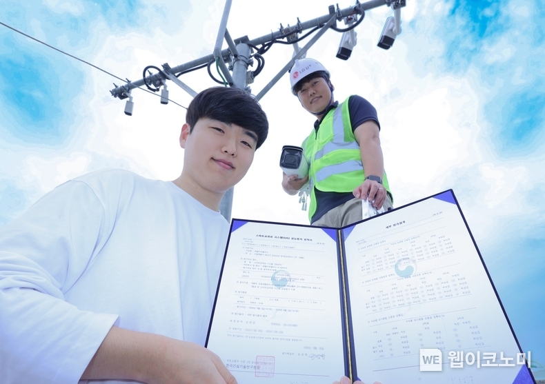 LG유플러스가 AI 기술을 적용해 개발한 ‘U+스마트교차로’ 시스템이 정확도 99% 이상을 기록하며 국토교통부로부터 ‘최상급’ 평가를 받았다. 사진은 LG유플러스 직원들이 ‘U+스마트교차로’ 시스템을 테스트하고 있는 모습. / 2024.10.10 (출처: LG유플러스)