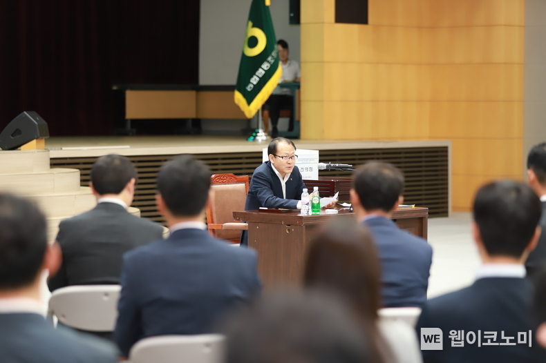 10일 서울 중구 농협중앙회 본관에서 여영현 상호금융대표이사가 직원들과 함께 상호금융 혁신방안에 대해 토론을 하고 있다. / 2024.10.11 (출처: 농협)