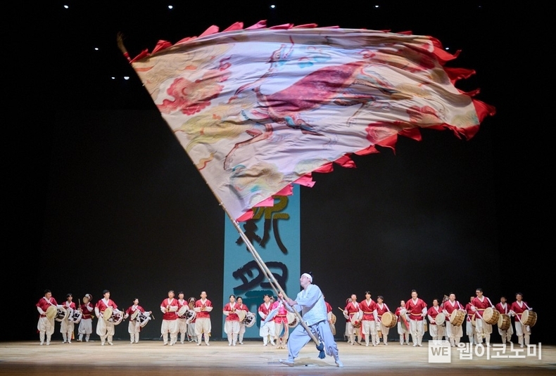  10월 11일(금) 서울 세종문화회관 대극장에서 열린 제19회 창신제(創新祭)에서 크라운해태 임직원들이 ‘길놀이’ 공연을 하고 있다. / 2024.10.13 (출처: 크라운해태제과)