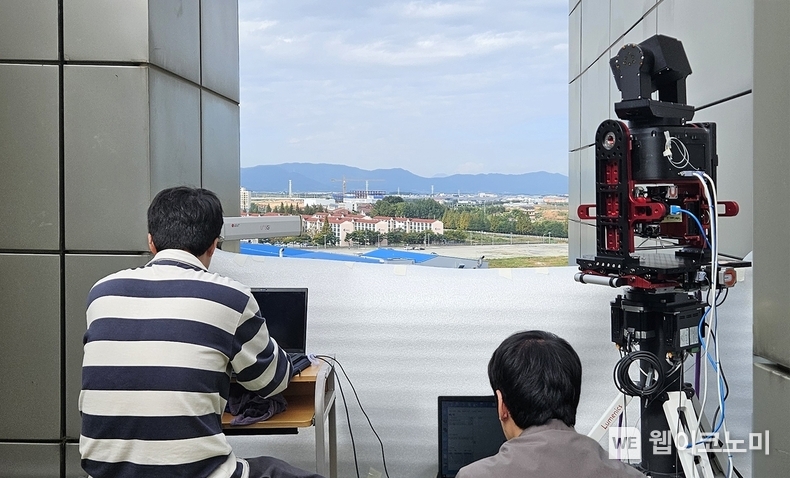 한화시스템이 광주과학기술원 고등광기술연구소에서 ISL 중거리 통신 시험을 수행하고 있는 모습. / 2024.10.15 (출처: 한화시스템)