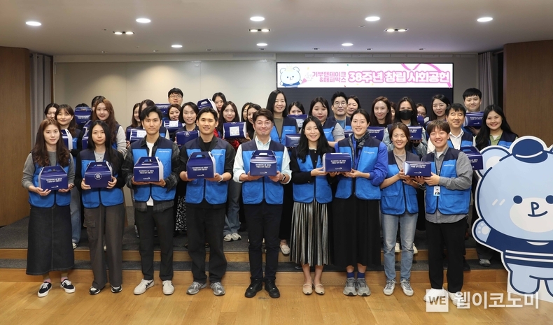 ㈜파리크라상 창립 38주년 기념 '기부 앤 테이크' 행사에 김성한 파리크라상 대표이사(앞줄 왼쪽에서 5번째)를 비롯해 임직원이 참여한 모습. / 2024.10.16 (출처: 파리바게뜨)