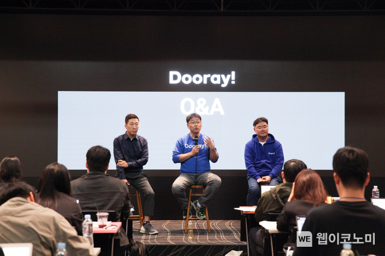 15일 오후 NHN 판교 사옥에서 개최된 'The NEXT Dooray' 기자간담회에서 질의응답을 진행하고 있다. 왼쪽부터 NHN AI 기술랩 이록규 랩장, NHN두레이 백창열 대표, NHN두레이 박형민 사업부장 / 2024.10.15 (출처: NHN)