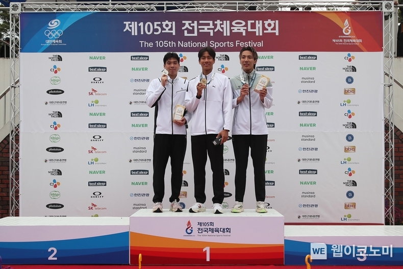 14일(월) 진주 경남체육고등학교에서 열린 제 105회 전국체육대회 근대5종 시상식에서 정진화 선수(LH 소속, 가운데)가 금메달을 목에 걸고 다른 선수들과 기념 촬영을 하고 있다. / 2024.10.17 (출처: 한국토지주택공사)