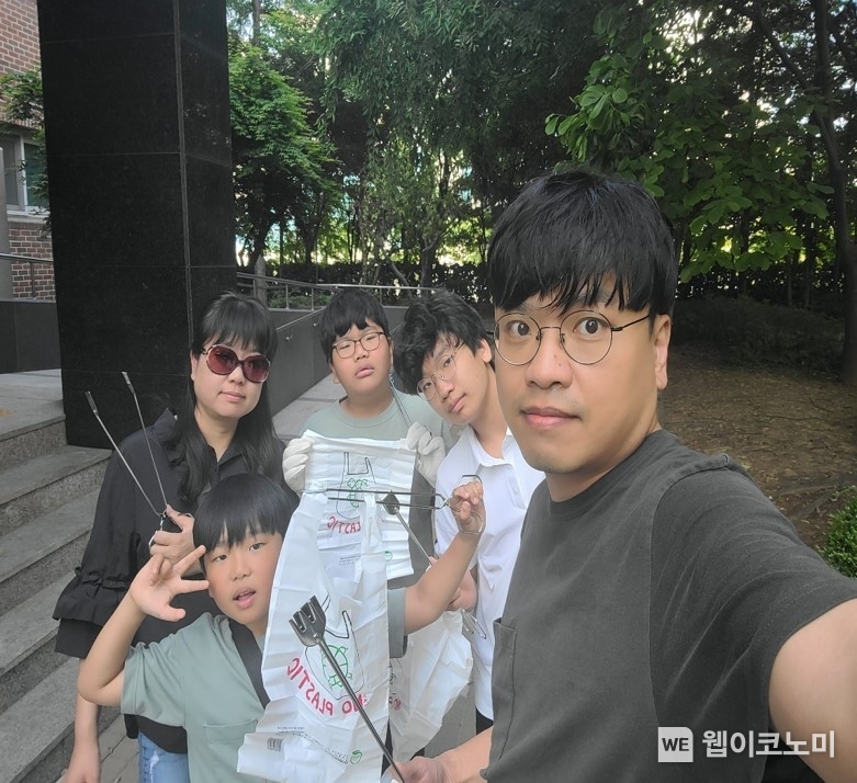 지난 17일 가을을 맞아 교보생명 직원이 서울 종로구 일대에서 가족과 함께 역사∙문화 플로깅 봉사활동 '꽃보다 플로깅'에 참여하고 있다. / 2024.10.18 (출처: 교보생명)
