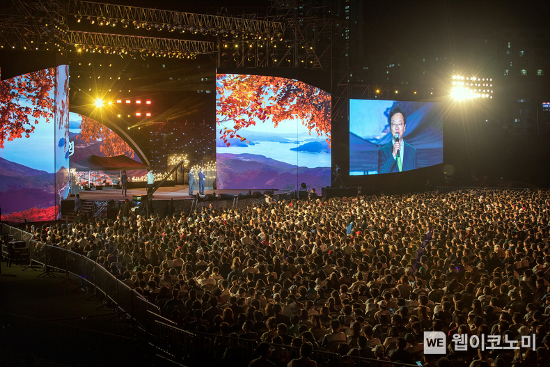 삼성중공업 최성안 대표이사(부회장)가 창립 50주년 기념 'KBS 열린음악회'에서 임직원 및 선주, 거제 시민에게 인사말을 전하고 있다. / 2024.10.18 (출처: 삼성중공업)