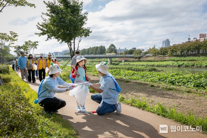 코웨이 임직원과 금천구 자원봉사단이 리버 플로깅 봉사활동을 진행하고 있다. / 2024.10.21 (출처: 코웨이)