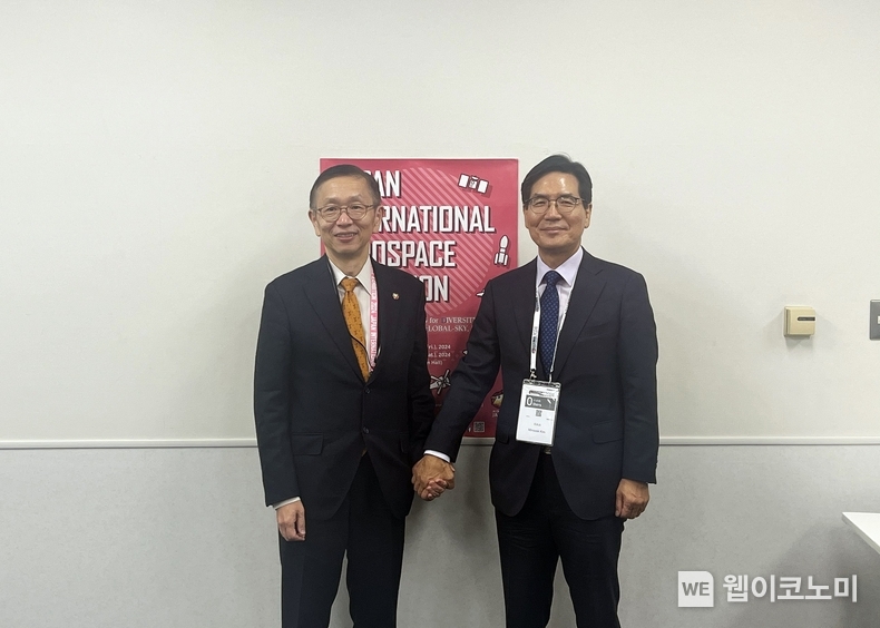 (왼)Takumi Fujino SJAC 회장, (오)김민석 항공우주협회 부회장. / 2024.10.21 (출처: 한국항공우주산업진흥협회)