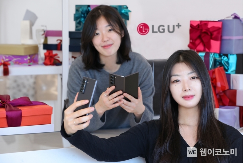 LG유플러스가 삼성전자의 새로운 플래그십 스마트폰 ‘갤럭시 Z 폴드 스페셜 에디션’을 25일 출시하고, 신제품 출시에 맞춰 다양한 이벤트와 프로모션을 진행한다. 사진은 LG유플러스 모델이 ‘갤럭시 Z 폴드 스페셜 에디션’를 소개하는 모습. / 2024.10.21 (출처: LG유플러스()