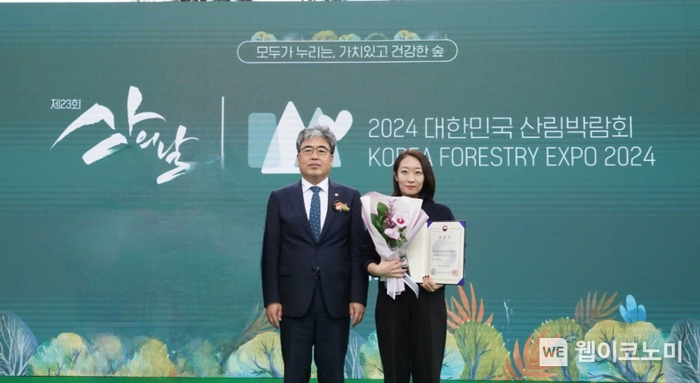 지난 18일 경주 엑스포 공원에서 개최된 ‘산의 날’ 기념식에서 두나무가 농림부 장관상을 수상하고 있다. (임상섭 산림청장(왼쪽), 이수민 두나무 ESG팀 실장) / 2024.10.22 (출처: 두나무)