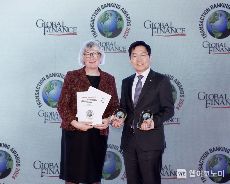 22일 베이징에서 개최된 글로벌파이낸스 주관 ‘2024년 트랜잭션 뱅킹 어워드’ 시상식에서 김형일 IBK기업은행 전무이사(오른쪽), 길리 라이트(Gilly Wright, 왼쪽) 글로벌파이낸스 트랜잭션 뱅킹 에디터가 기념촬영을 하고 있는 모습. / 2024.10.22 (출처: IBK기업은행)