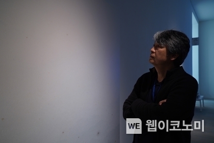 런던 Saatchi Gallery에 참석한 최영욱 작가. / 2024.10.24 (출처: 미래에셋증권)