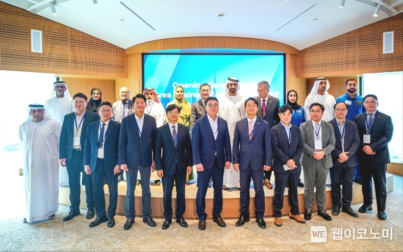 아랍에미리트(UAE) 두바이에서 23일 열린 한인경제인협의회 출범식에 참석한 관계자들이 기념사진을 촬영하고 있다. / 2024.10.24 (출처: KOTRA)