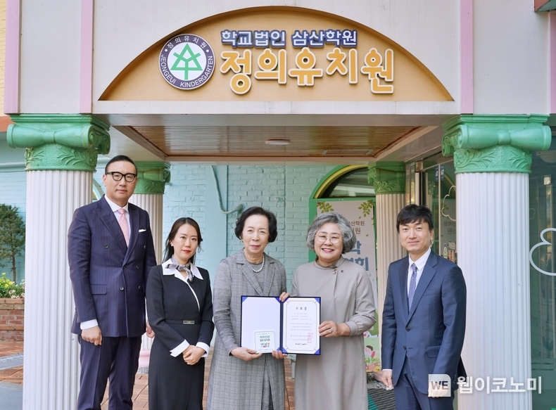 서울시 도봉구 정의유치원에서 치아건강 실천 유치원 인증식을 진행하고 있다(왼쪽부터 배성우 롯데웰푸드 마케팅본부장, 육정은 정의유치원 부원장, 김영희 정의유치원 원장, 황윤숙 대한치과위생사협회장, 이병진 충치예방연구회장) / 2024.10.25 (출처: 롯데웰푸드)