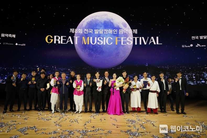 24일 서울 강남구 코엑스에서 열린 GMF 시상식 후 명성 SK어스온 사장(왼쪽에서 14번째)과 수상자 및 내빈들이 손하트를 만들어 보이며 기념 촬영을 하고 있다. / 2024.10.25 (출처: SK이노베이션)