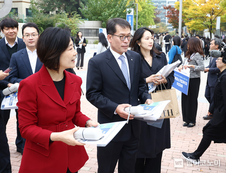 28일 서울 구로구 기업은행 구로동지점 인근에서 오영주 중소벤처기업부 장관(왼쪽)과 김성태 IBK기업은행장(오른쪽)이 출근길 가두 홍보 캠페인을 하고 있는 모습. / 2024.10.28 (출처: IBK기업은행)