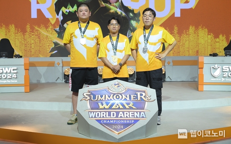 SWC2024 아시아퍼시픽컵 TOP3_우승자 PU(가운데), 준우승자 KUROMI(오른쪽), 3위 KELIANBAO(왼쪽) / 2024.10.28 (출처: 컴투스)