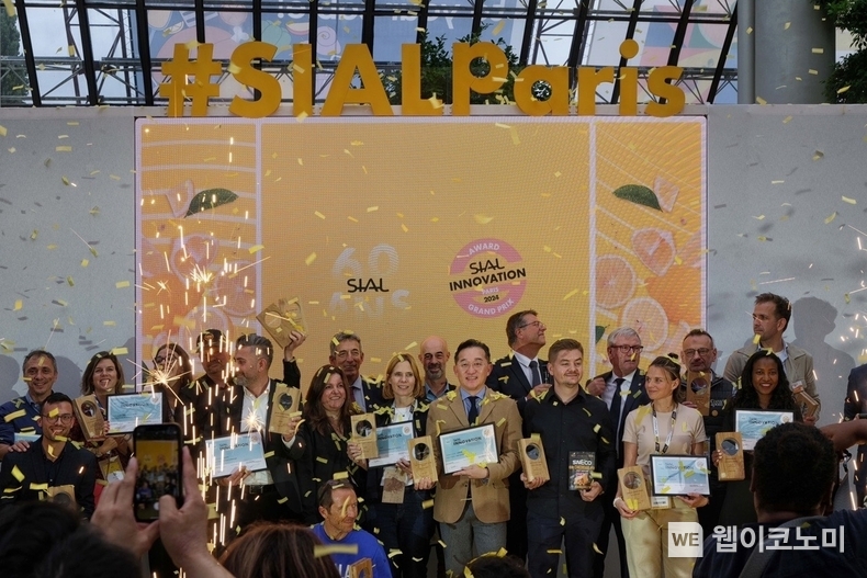 ‘시알 파리(Sial Paris) 2024’에서 열린 혁신상 시상식에서 김기용 아워홈 글로벌사업부장(가운데)이 참여해 ‘구씨반가 청잎김치’ 그랑프리 수상 후 기념 촬영을 진행하고 있다. / 2024.10.29 (출처: 아워홈)