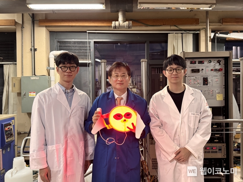 (왼쪽부터) KAIST 신소재공학과 김민서 석·박사 통합과정, 이건재 석좌교수, 안재훈 박사과정. / 2024.10.29 (출처: KAIST)
