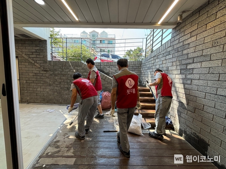 롯데건설 샤롯데 봉사단이 독거노인을 위한 공공시설을 방문해 시설 개선 봉사활동을 진행하고 있다 / 2024.10.29 (출처: 롯데건설)
